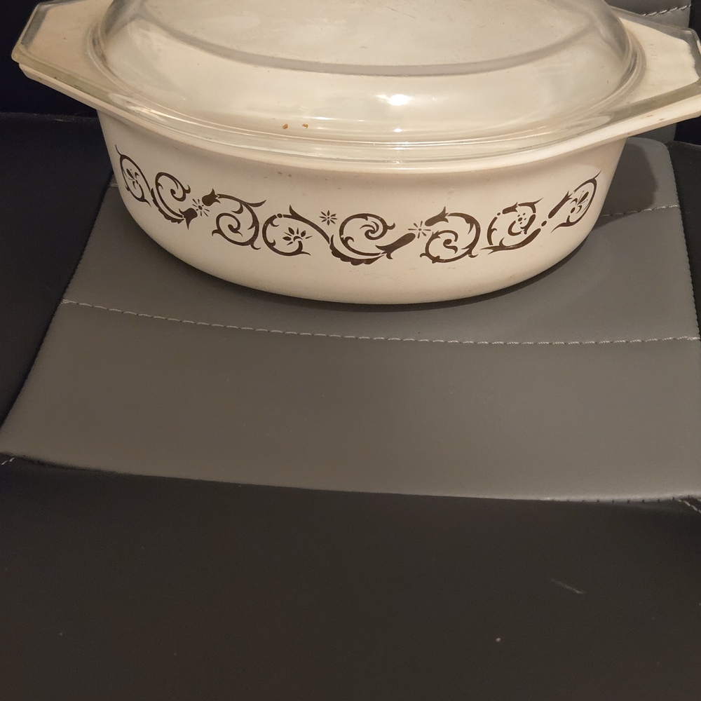 Vintage Pyrex Empire Scroll 1-1/2 QT Gold White Casserole Dish‎ w/Lid